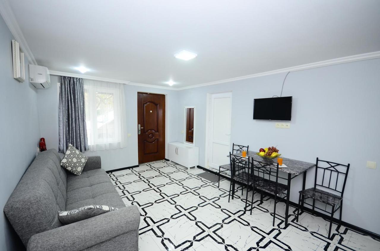 Aparthotel My Home バトゥーミ エクステリア 写真